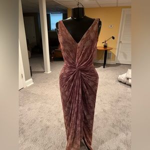 Stunning evening gown! Stand out in this beauty!